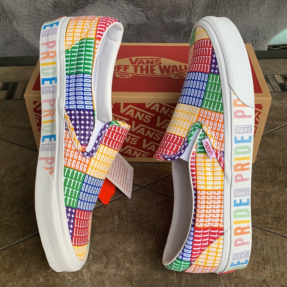 VANS CLASSIC SLIP ON PRIDE MULTI/TRUE WHITE WMNS - Picture 1 of 16